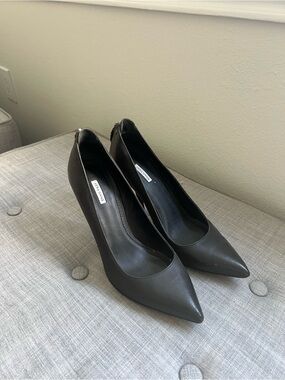 Vintage Vera Wang Women's Black Pointed-Toe Pumps